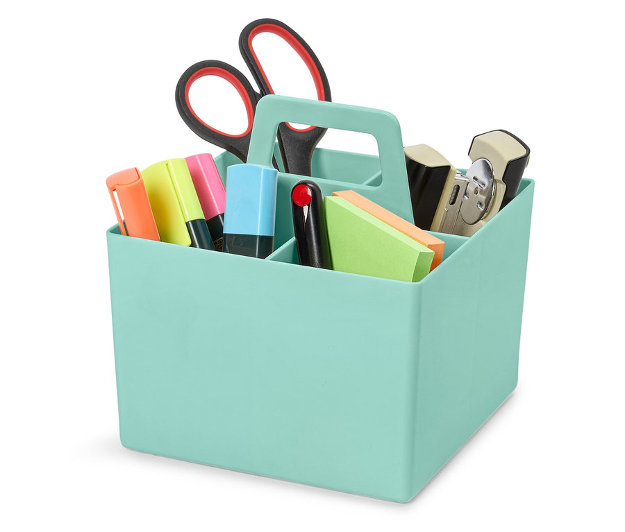 Türkisgrüner Schreibtisch-Organizer gefüllt mit Schere, Textmarkern, Notizblöcken und einem Hefter.