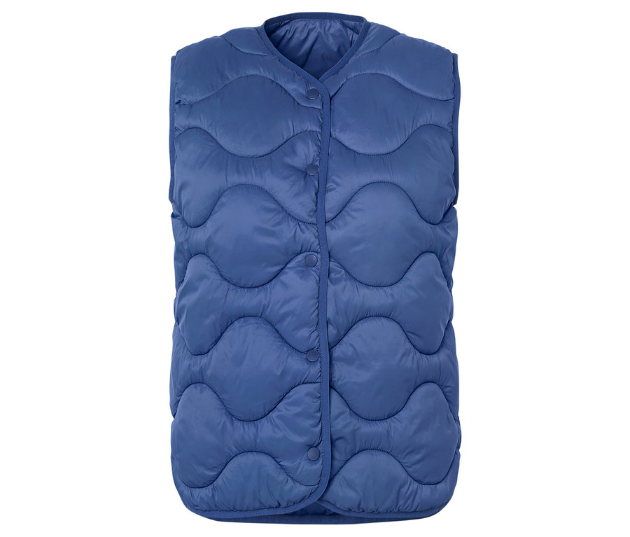 Blaue Steppweste mit Knöpfen.