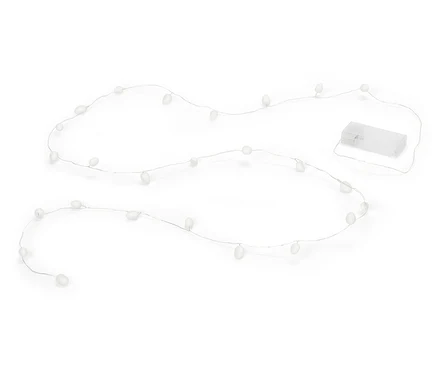 Lichterkette mit weißen, tropfenförmigen Lampen und einem transparenten Batteriefach auf weißem Hintergrund.