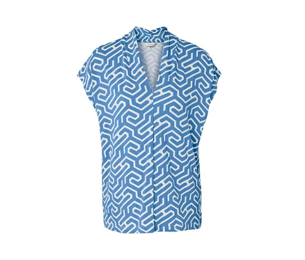 Blaues Blusenshirt mit V-Ausschnitt und weißem geometrischen Muster.