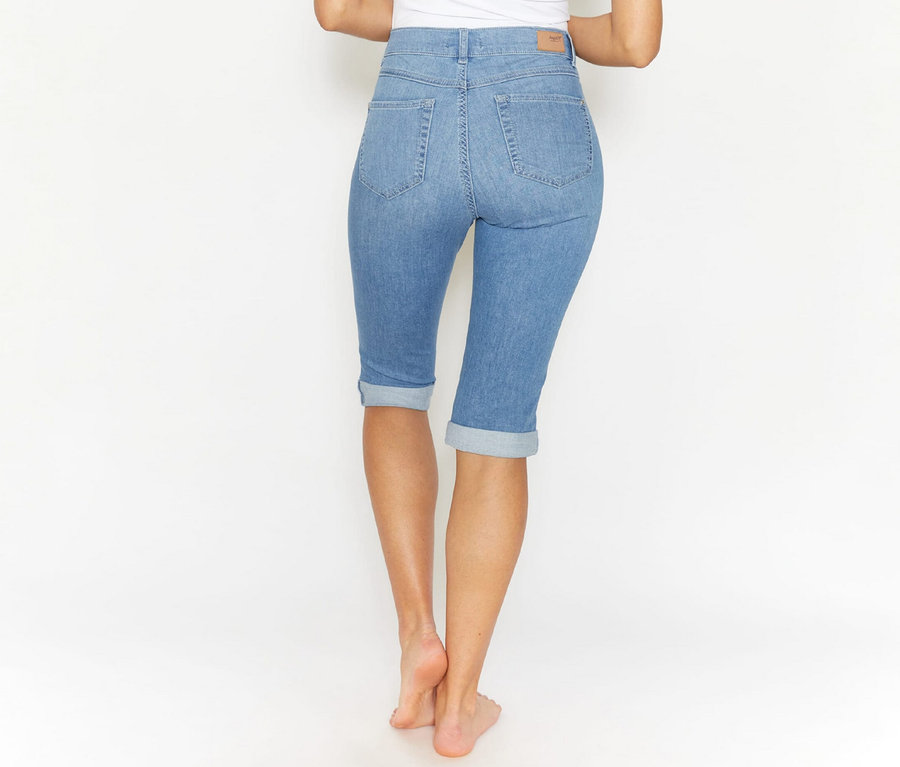 Frau trägt Angels Jeans »Capri Turn-Up«, Slim Fit, hellblau, von hinten.