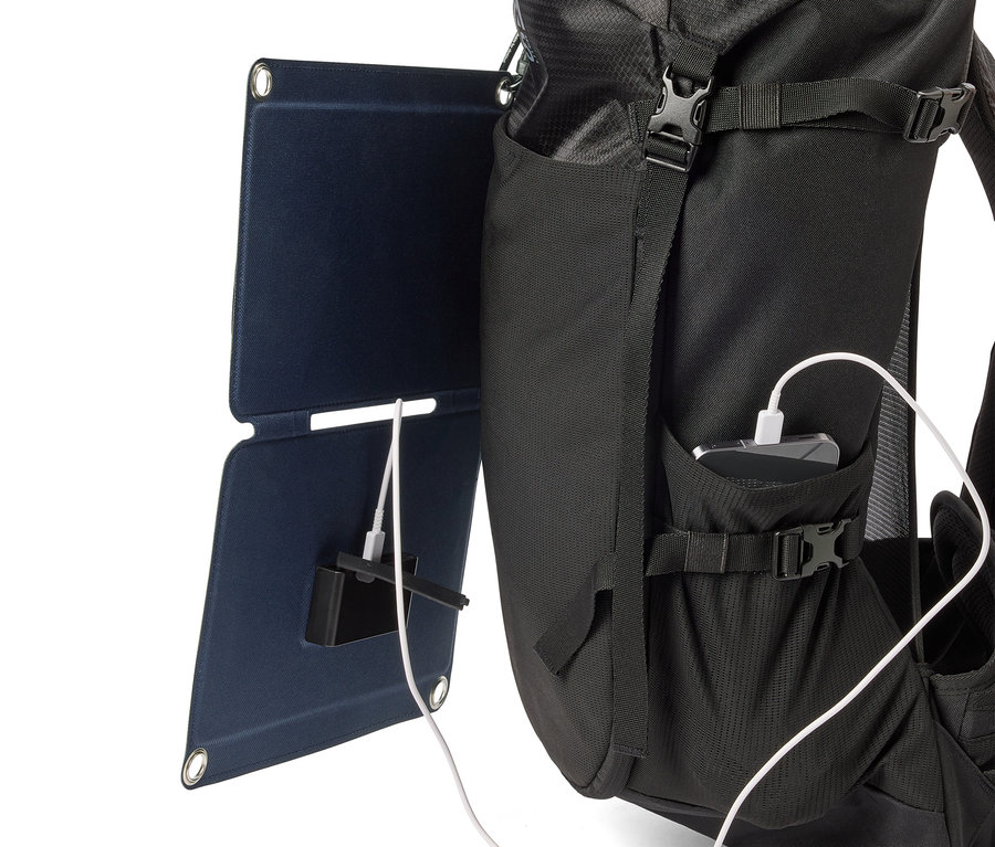 Schwarzer Rucksack mit Solarpanel verbunden mit einem Handy mit einem weißen Kabel.