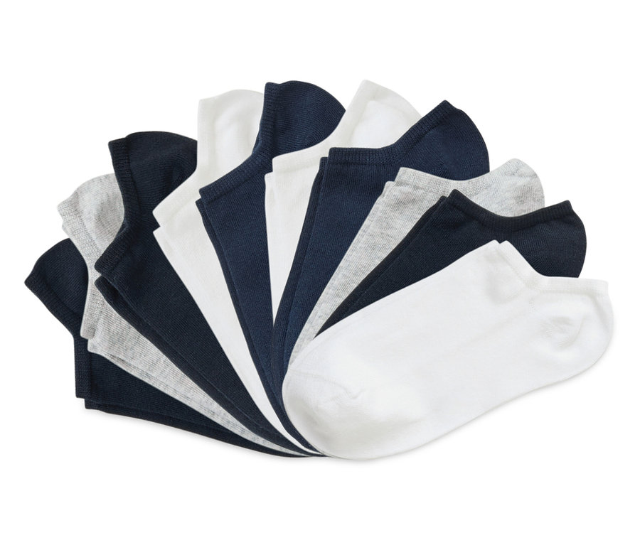 Fächerförmig angeordnete Socken in Grau, Weiß und Dunkelblau.