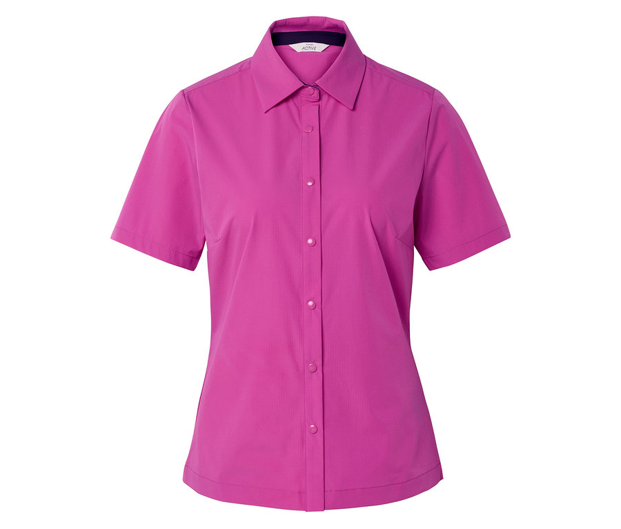 Ein rosafarbenes, kurzärmeliges Hemd ist vor einem weißen Hintergrund zu sehen.