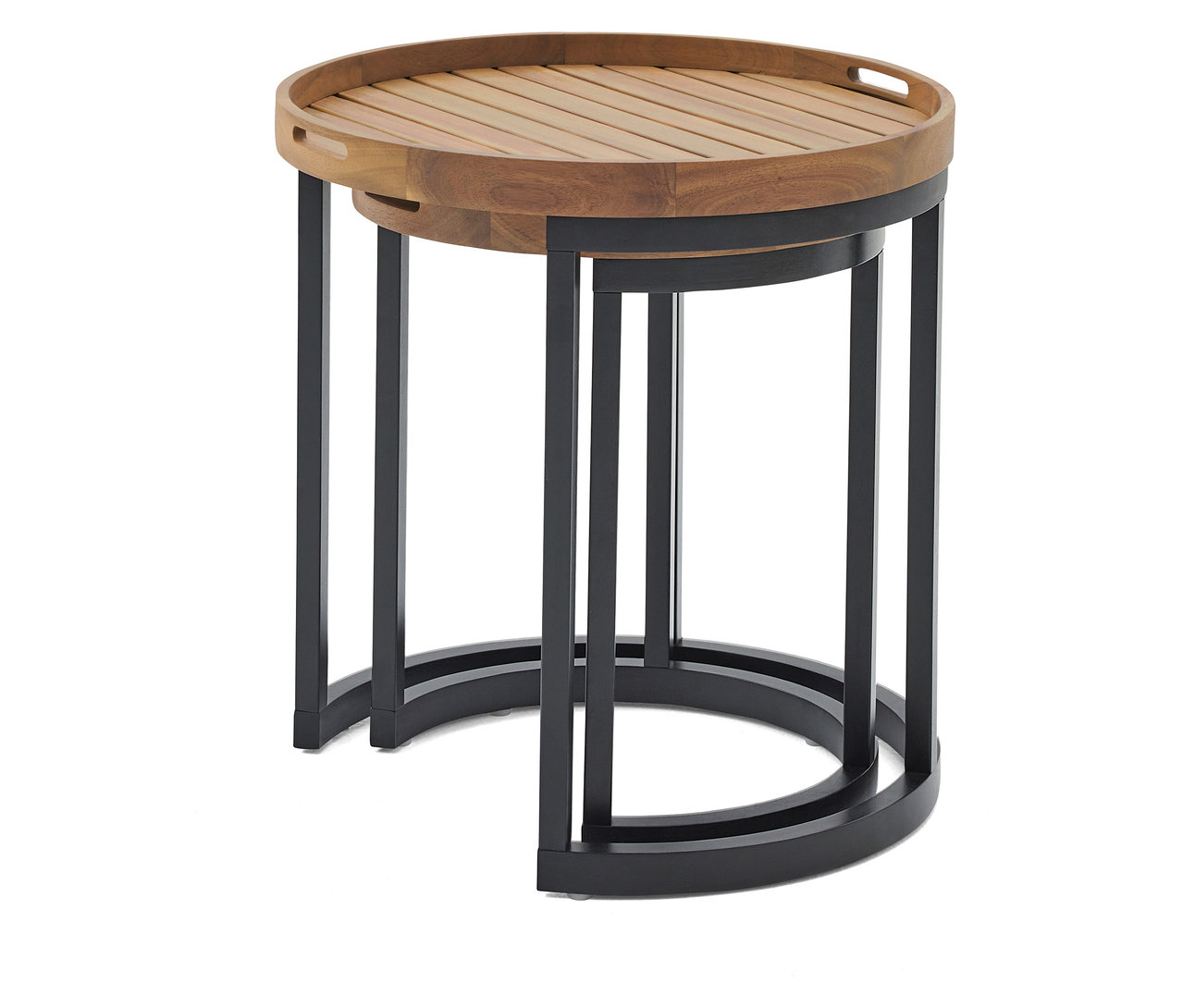 Zwei runde Beistelltische aus Holz mit schwarzen Metallbeinen stehen ineinander verschachtelt vor einem weißen Hintergrund.