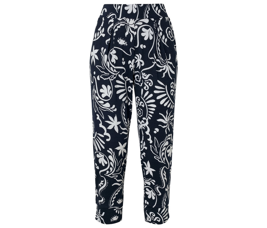 Eine marineblaue Hose mit einem weißen Blumenmuster.