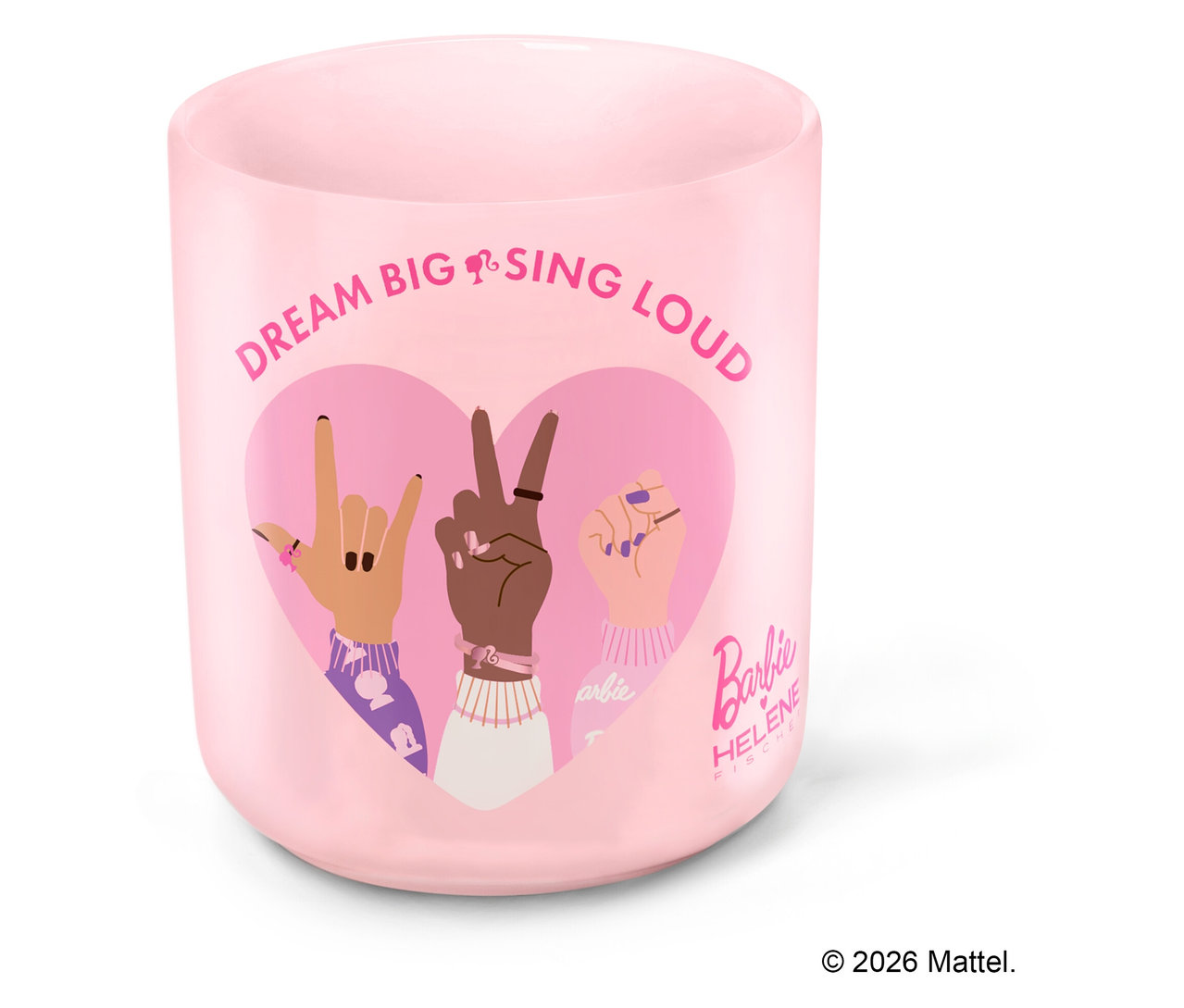 Ein rosa Becher mit dem Schriftzug "Dream Big Sing Loud" und drei Händen, die verschiedene Gesten zeigen.