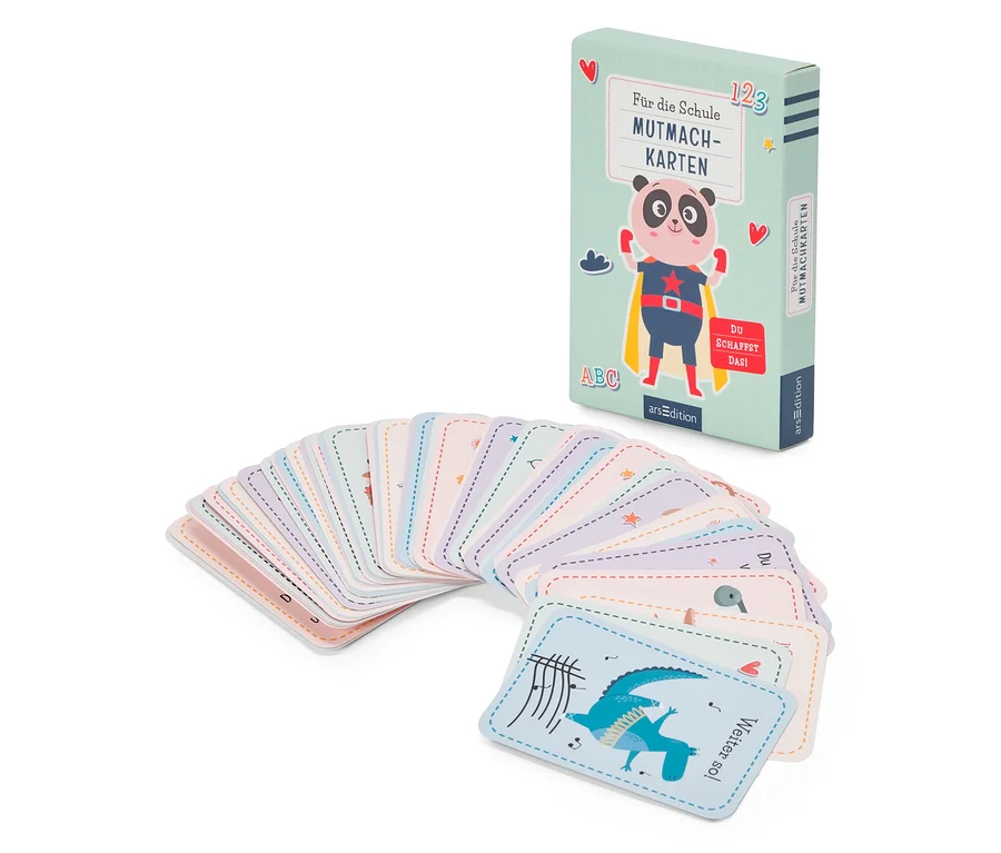 Ein Kartenspiel mit einer Schachtel mit einem Panda-Superhelden und aufgefächerten Karten mit verschiedenen Illustrationen.