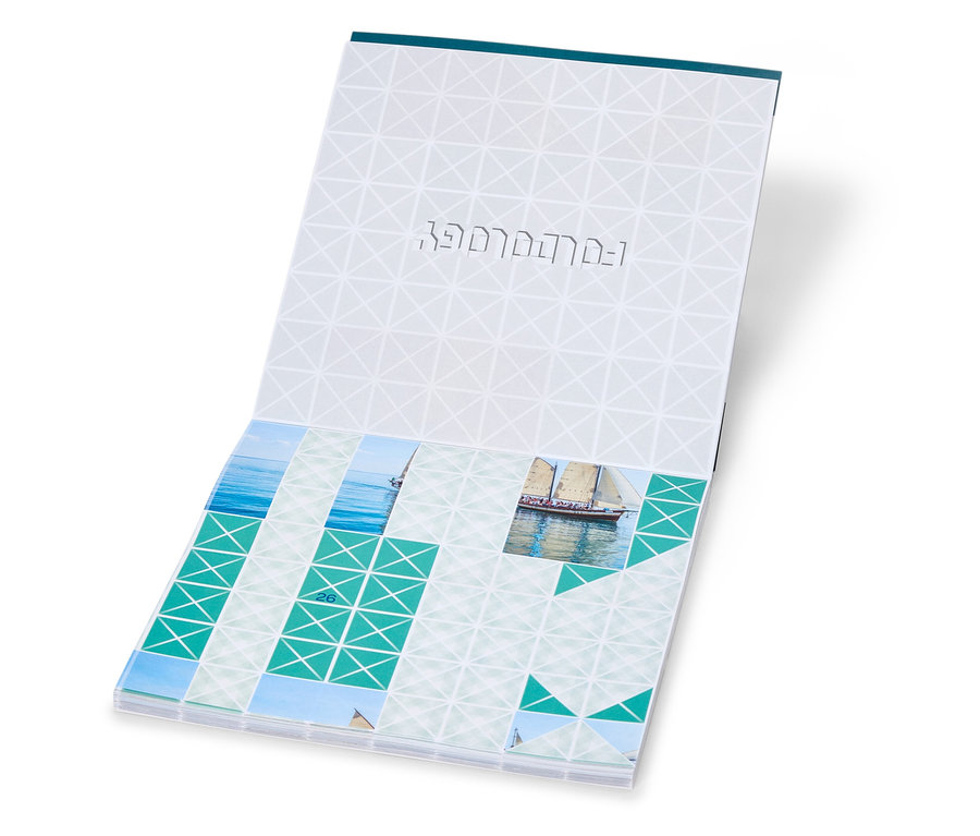 Das geöffnete Buch »Origami-Rätsel« liegt auf einem weißen Untergrund. Auf dem Buch sind verschiedene Bilder von Segelbooten zu sehen.