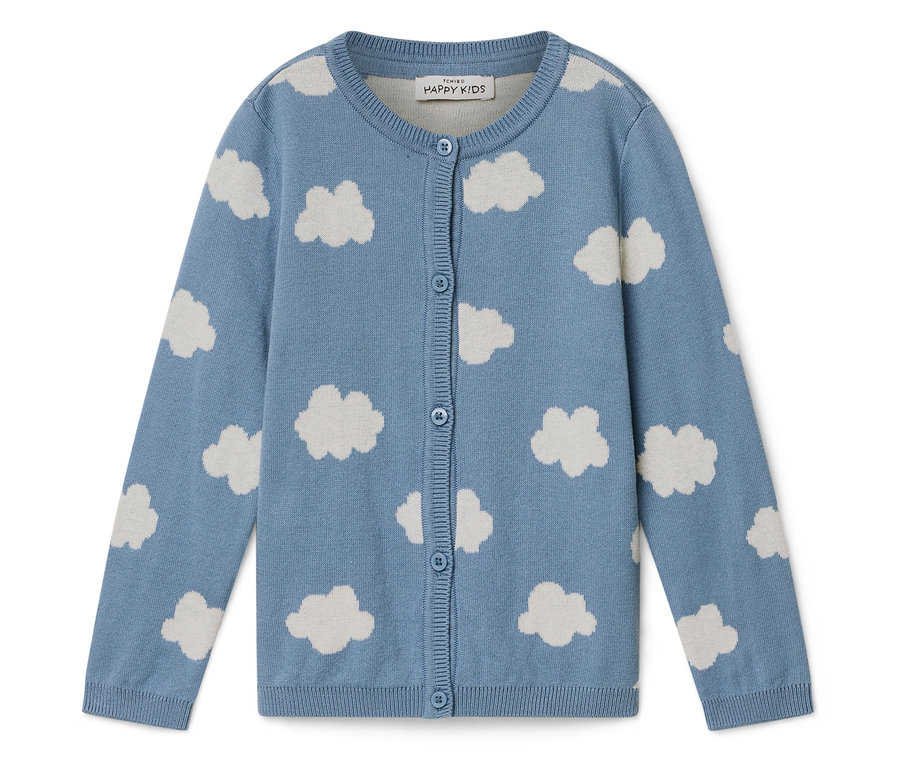 Hellblaue Strickjacke mit weißem Wolkenmuster und Knopfleiste.