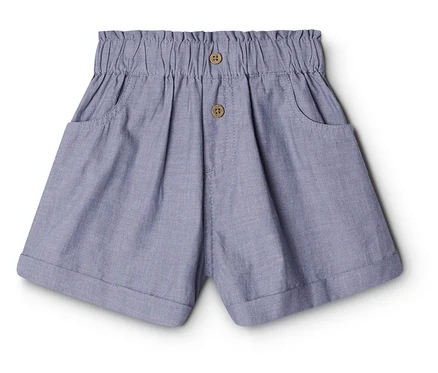 Hellblaue Kinder-Paperbag-Shorts mit Gummizugbund, zwei Holzknöpfen und umgeschlagenen Säumen.