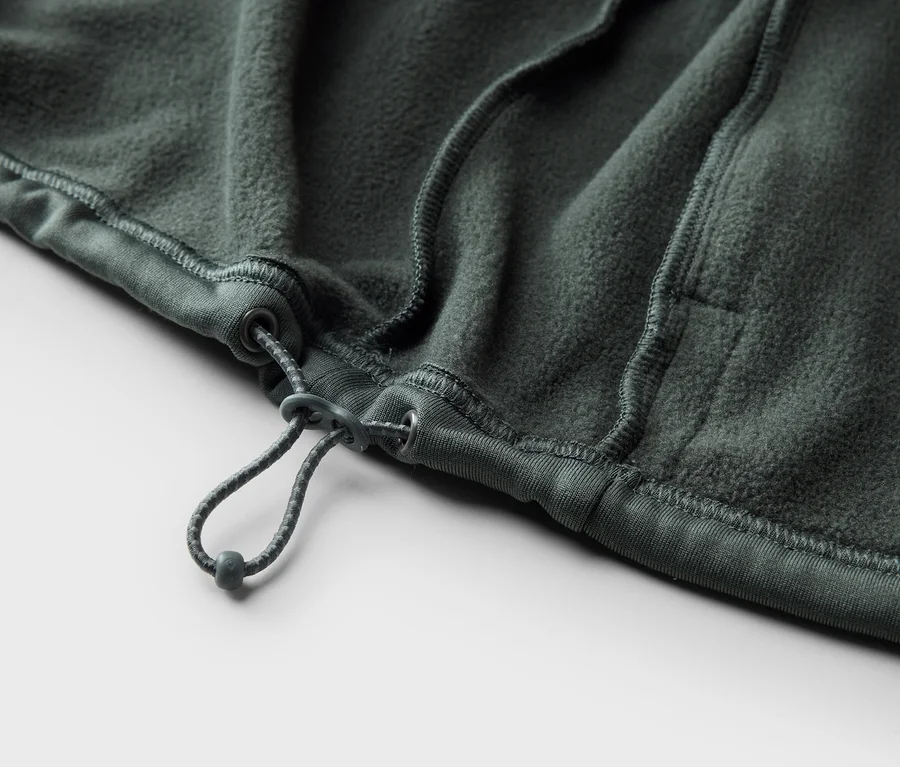 Nahaufnahme eines olivgrünen Fleece-Stoffes mit Kordelzug und Tunnelzug.