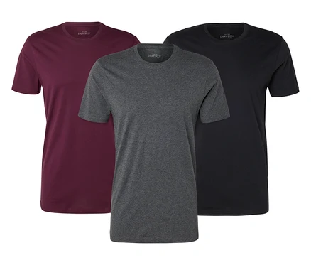 Drei T-Shirts in Burgunderrot, Grau und Schwarz sind vor einem weißen Hintergrund zu sehen.