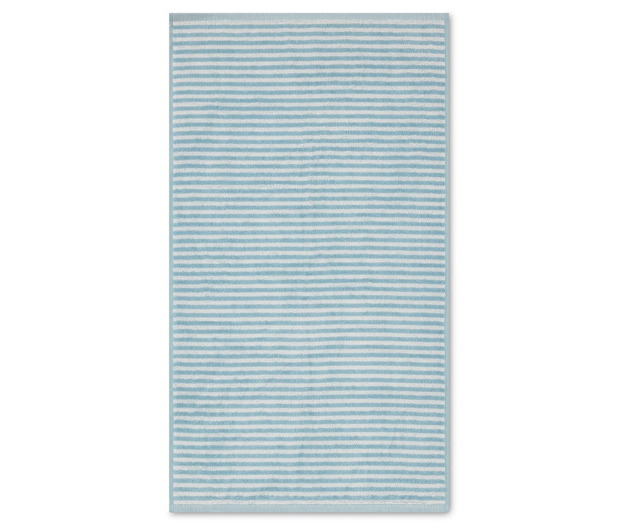 Ein hellblaues Handtuch mit weißen Streifen liegt flach auf einer weißen Oberfläche.