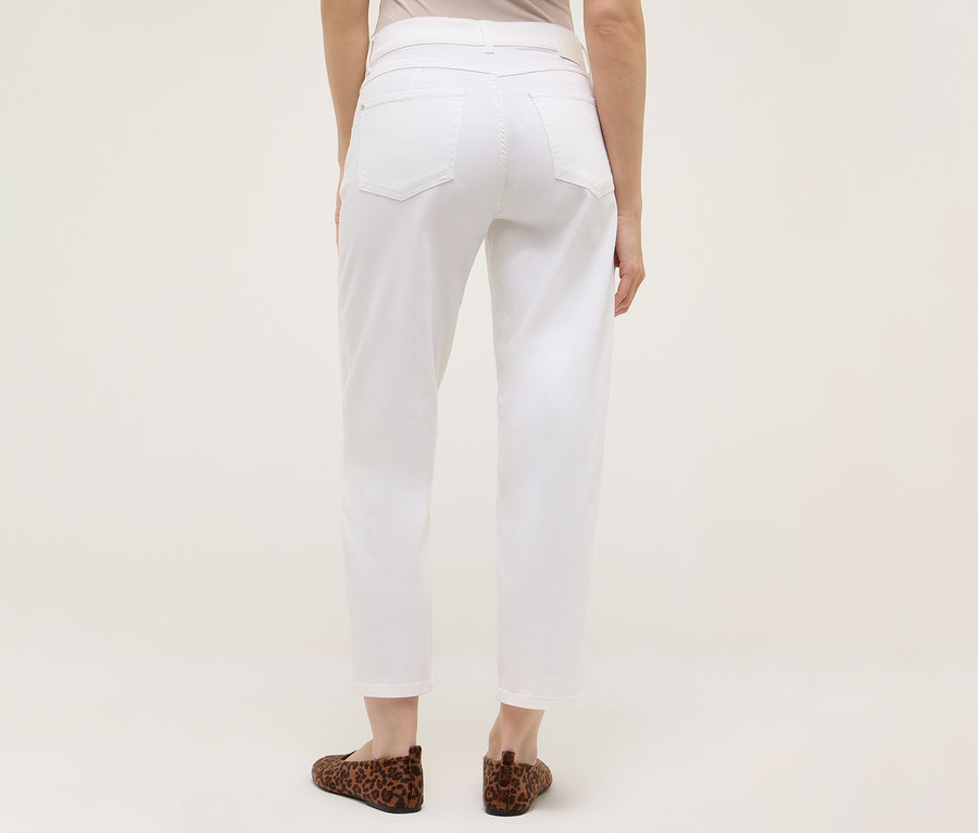 Rückansicht einer Frau mit weißen Angels Denim »Evy Cool« O-Shape Jeans und braunen Schuhen mit Tiermuster.