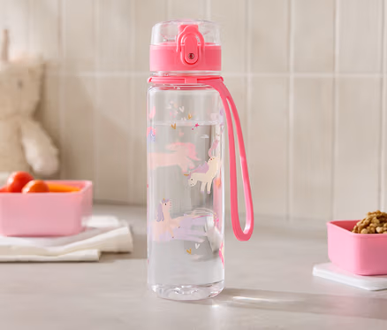 Eine durchsichtige Wasserflasche mit Einhörnern steht neben zwei pinkfarbenen Behältern auf einer Küchentheke.