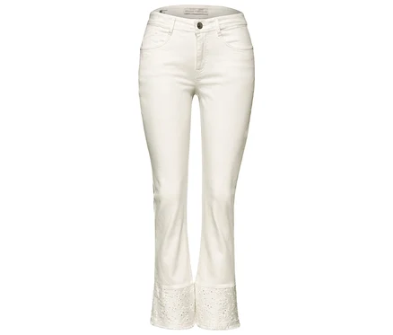 Weiße Street One Jeans mit verkürztem, leicht ausgestelltem Bein und Lochstickerei am Saum.