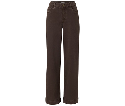 Braune, ausgestellte Jeanshose liegt auf einem weißen Hintergrund.