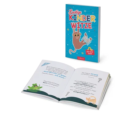 Ein aufgeschlagenes Witzebuch mit einer Ausgabe von "Lustige Kinderwitze" im Hintergrund, auf dem ein Affe an einem Buchstaben hängt.