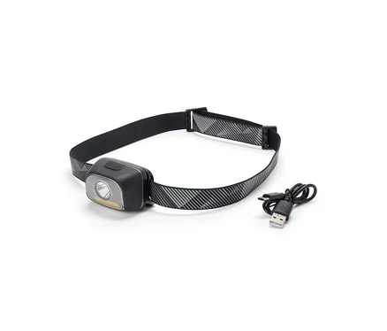 Eine schwarze Stirnlampe mit einem grau-weiß gemusterten Band und einem USB-Ladekabel.