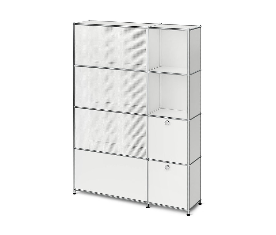 Weißes, modulares Regal mit Chromrahmen. Links drei perforierte Türen, unten eine geschlossene Tür. Rechts oben zwei offene Fächer, unten zwei geschlossene Fächer mit Griffen.