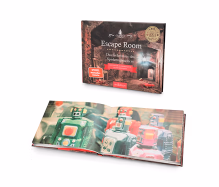 Zwei Bücher liegen übereinander. Ein Buch hat ein Cover mit der Aufschrift Escape Room und das andere Buch hat ein Bild von Robotern.