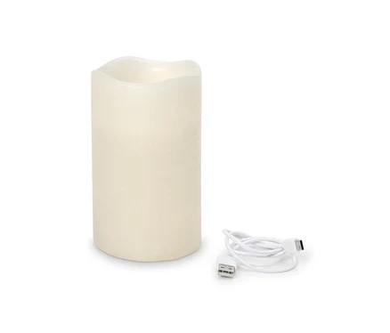 Eine weiße, zylindrische Kerze und ein USB-Ladekabel auf weißem Hintergrund.