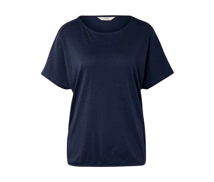 Ein marineblaues T-Shirt liegt auf einer weißen Oberfläche.