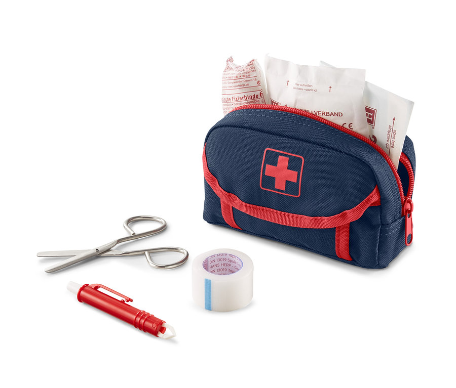 Eine blaue Erste-Hilfe-Tasche mit rotem Kreuz und roter Bordüre, eine Schere, ein Pflaster und ein Stift.