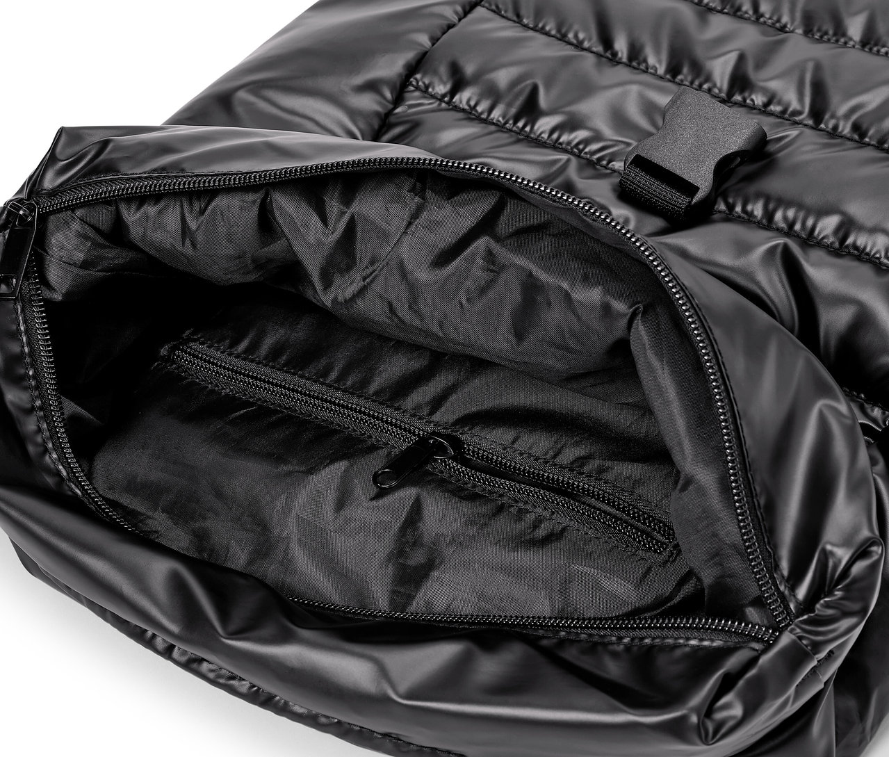 Ein schwarzer, offener Daunenrucksack mit einer Innentasche mit Reißverschluss.