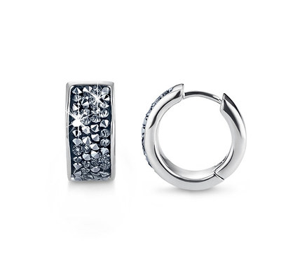 Zwei Creolen verziert mit Swarovski® Kristallen liegen auf einem weißen Hintergrund.