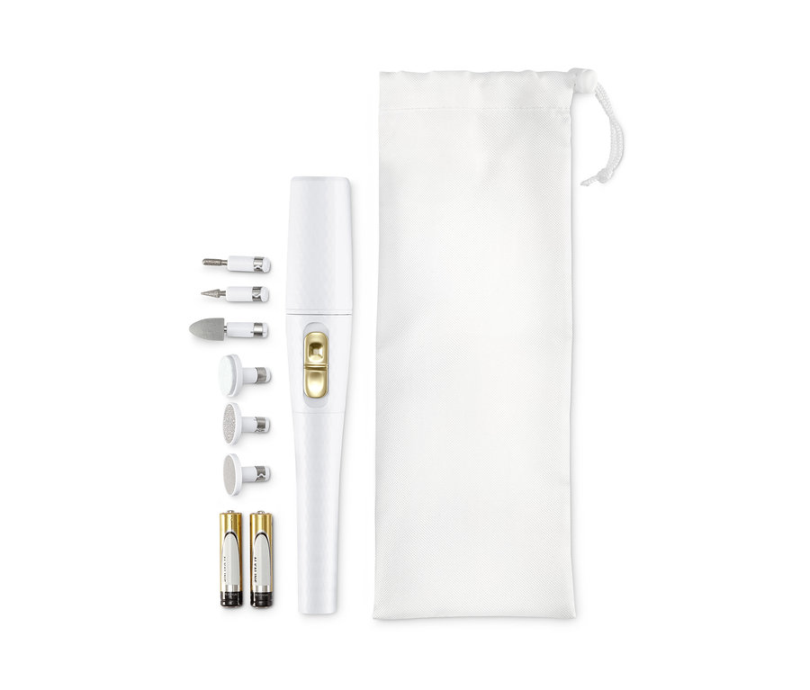 Weißes Maniküre-Pediküre-Gerät mit Aufsätzen, Batterien und weißem Beutel.
