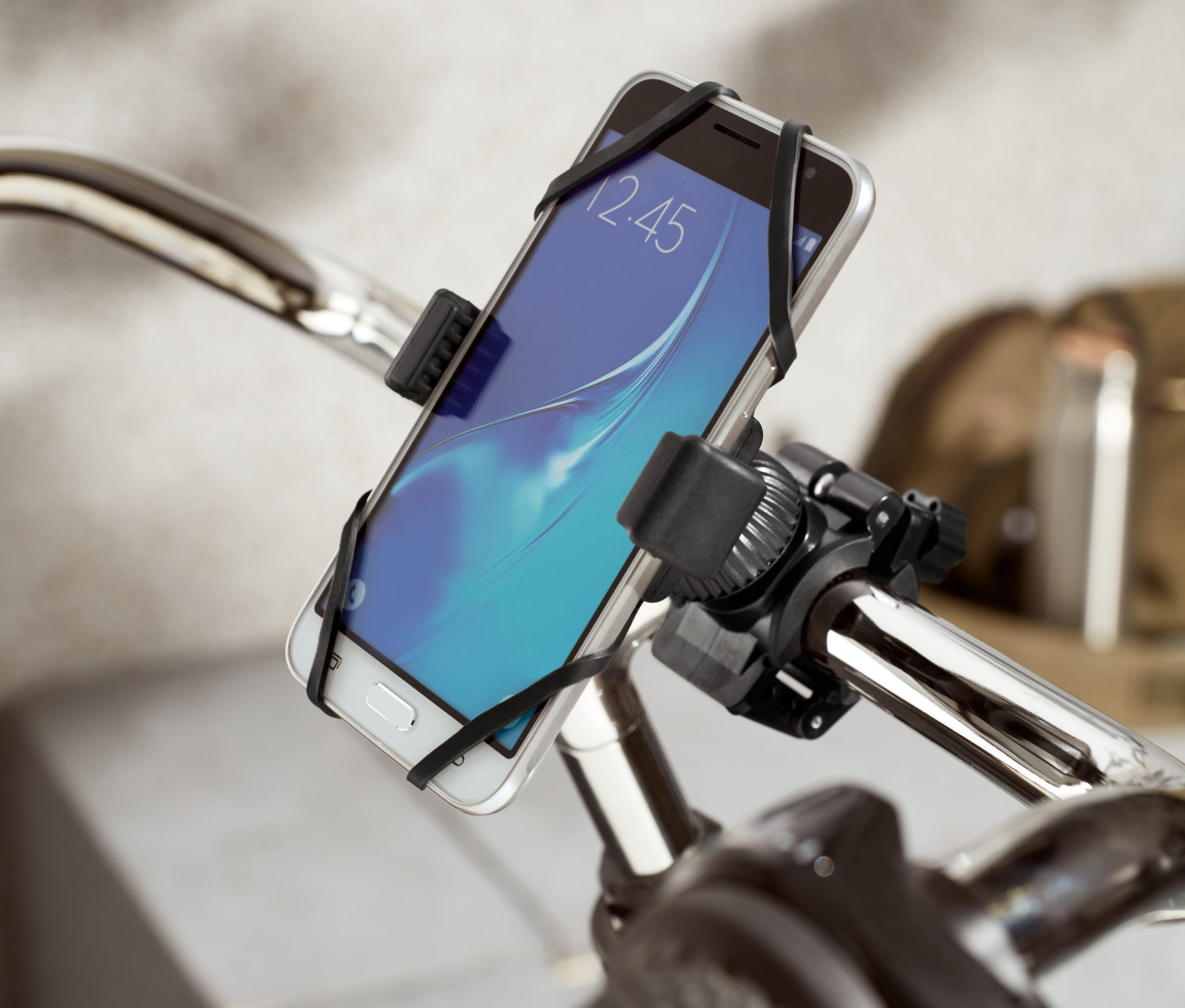 Eine Fahrrad-Smartphone-Halterung ist an einem Fahrradlenker befestigt.