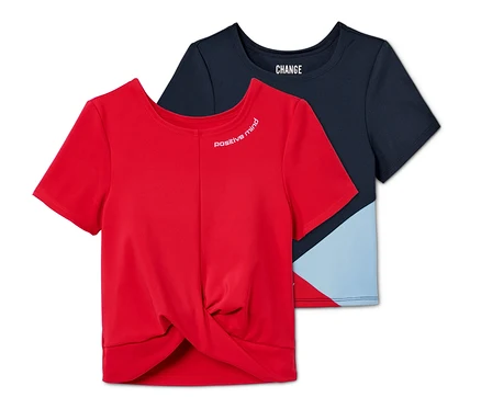 Ein rotes und blaues Mädchen Cropped-Funktionsshirt mit recyceltem Material.