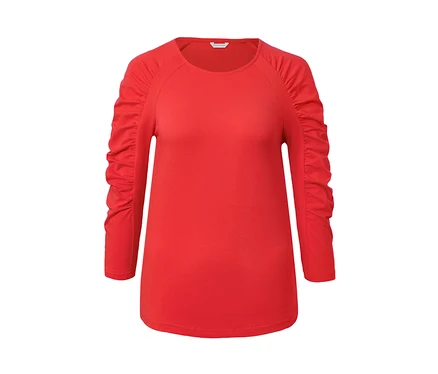Rotes Shirt mit 3/4-Arm.