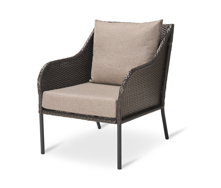 Loungesessel mit Polyrattangeflecht und beigem Kissen.