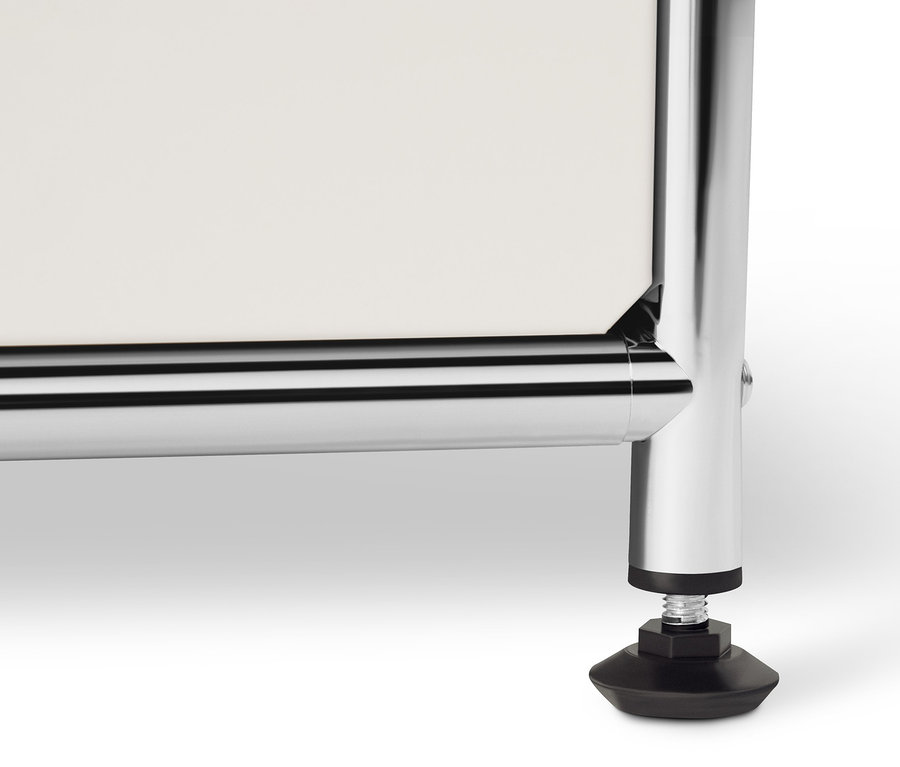 Detail einer weißen Kommode Metall »CN3« mit 6 Klappenfächern.