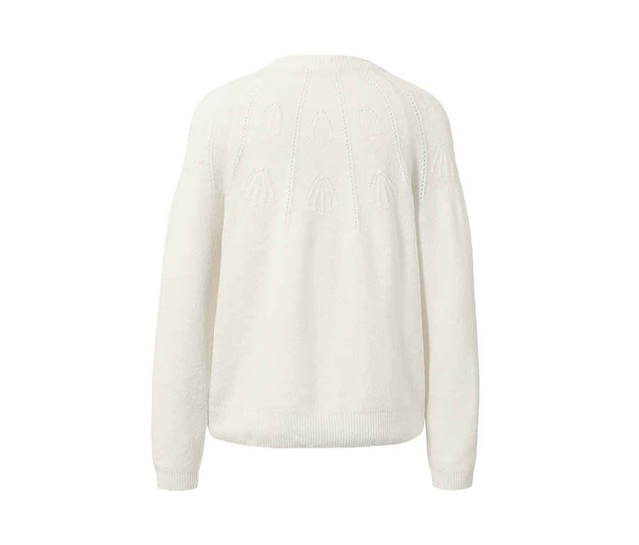 Detailansicht der Rückseite eines Strickpullovers mit Wolle.