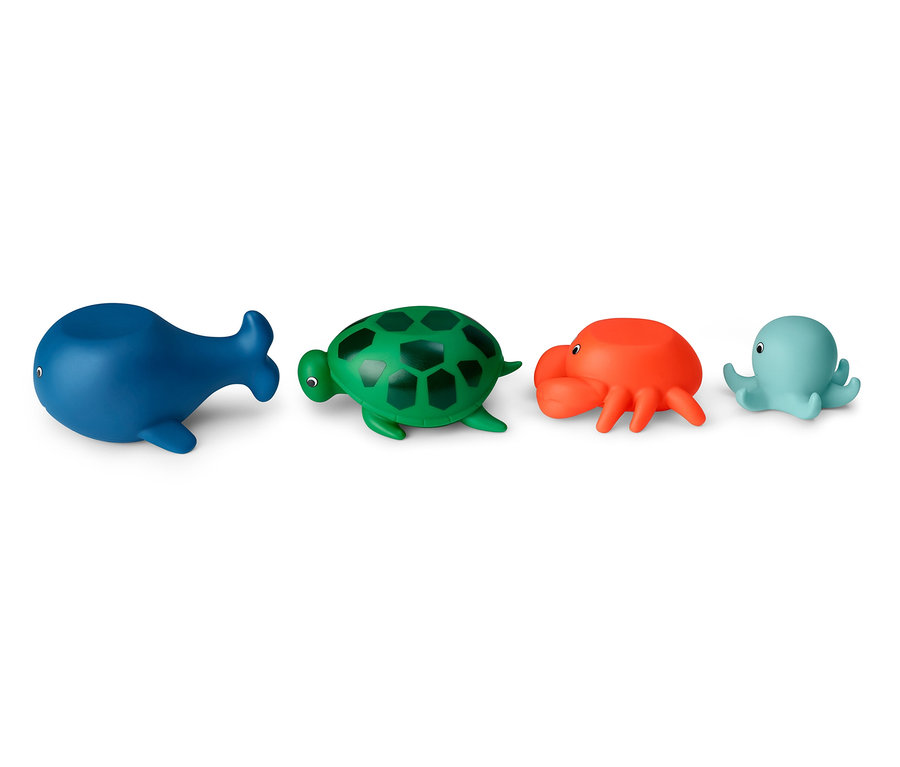 Vier Wasserspielzeuge in Tierform: ein blauer Wal, eine grüne Schildkröte, eine orangefarbene Krabbe und ein blauer Tintenfisch. 4 Wasserspritztiere.