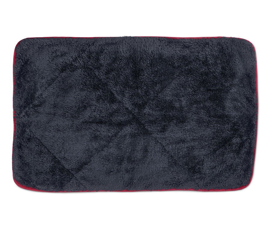 Eine Hunde-Kuscheldecke mit roter Umrandung.