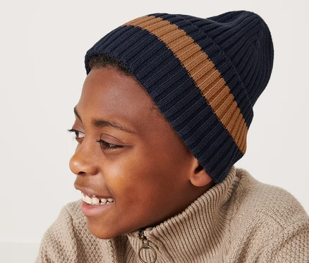 Junge trägt eine Strickmütze.