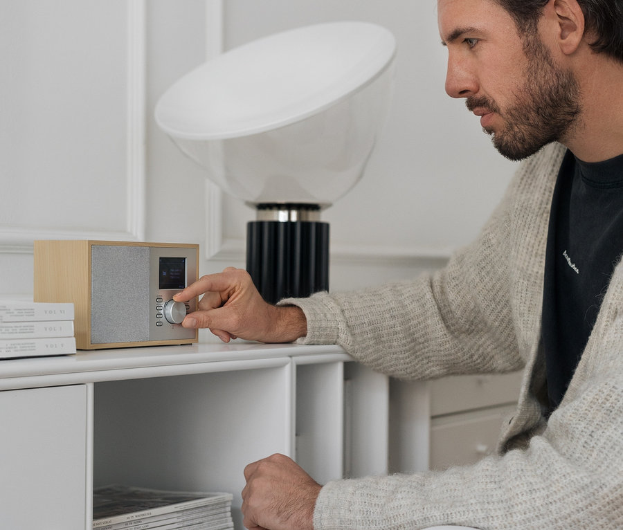 Mann bedient DAB+/FM-Digitalradio mit Bluetooth.