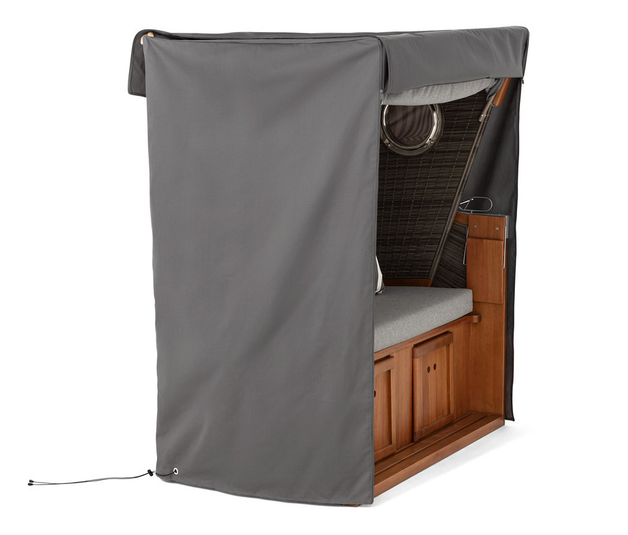 Graue Premium-Abdeckhaube für Strandkorb XL, die einen Strandkorb aus braunem Holz abdeckt; ein graues Kissen und ein rundes Fenster sind sichtbar.