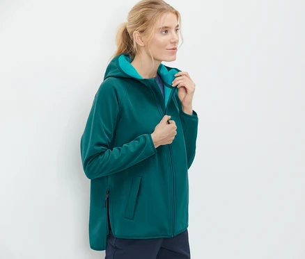 Frau schließt ihre Softshelljacke.