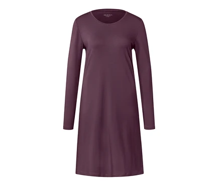 Langes, violettes Nachthemd.