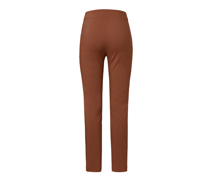 Detailansicht der Rückseite einer Stretchhose in Cognac.