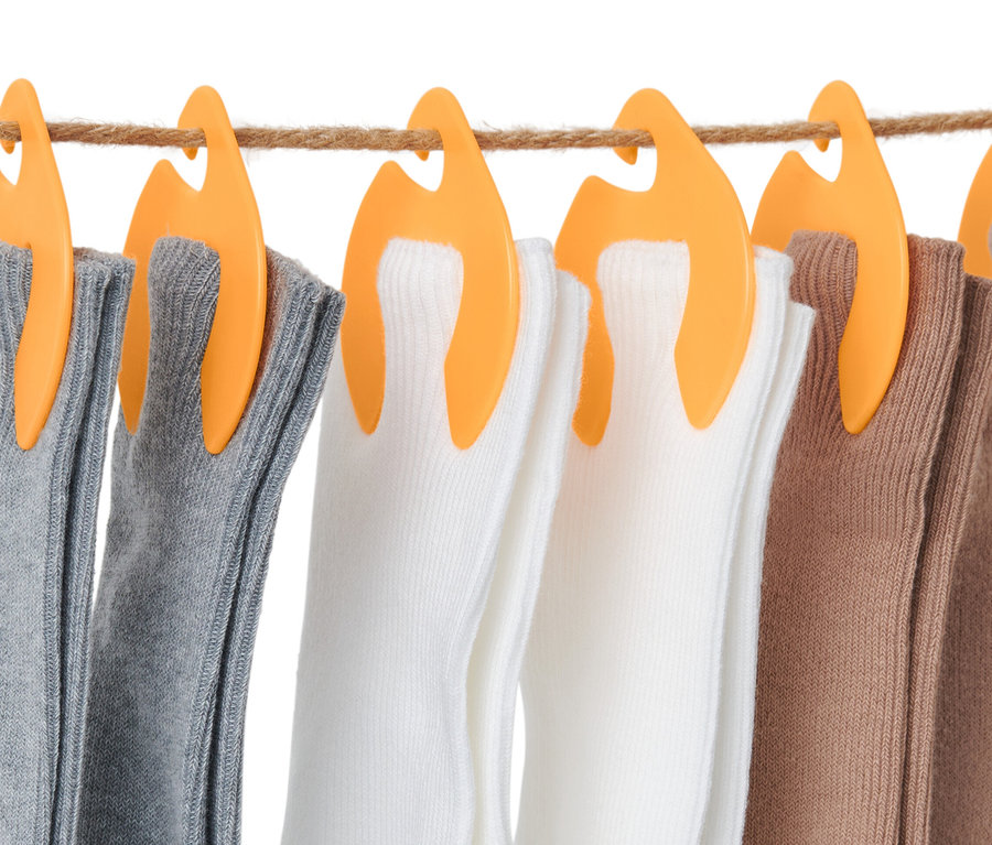 Socken hängen mit 20 Socken-Clips auf einer Wäscheleine.