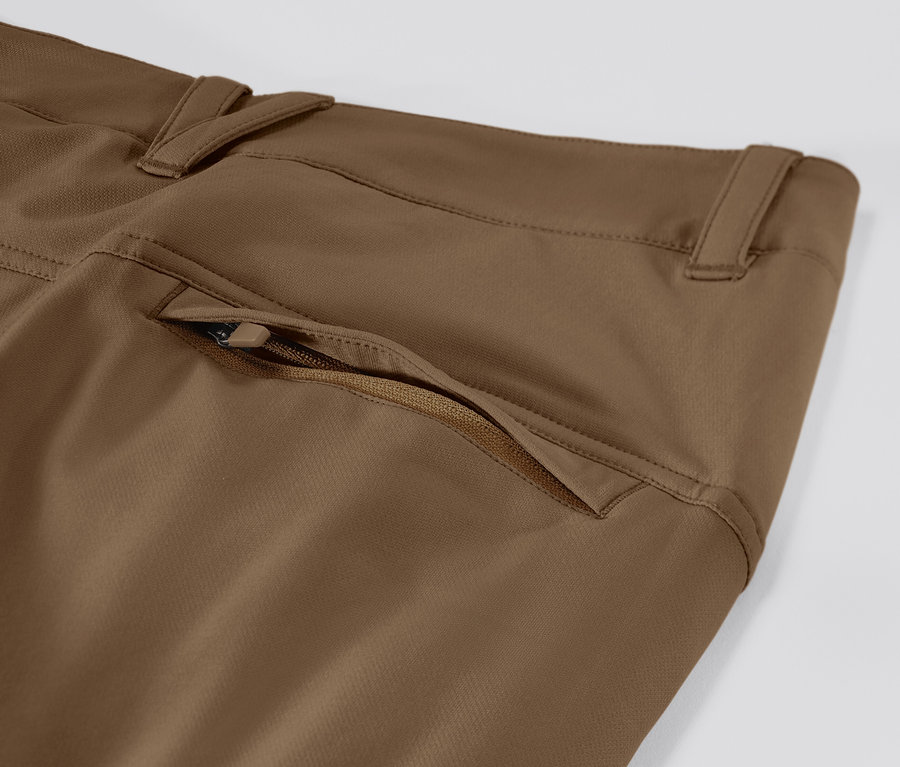 Detailaufnahme einer beigen Cargo-Softshellhose.