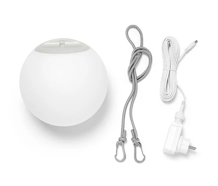 Eine weiße LED-Akku-Pendelleuchte mit Ladekabel und Schnur.