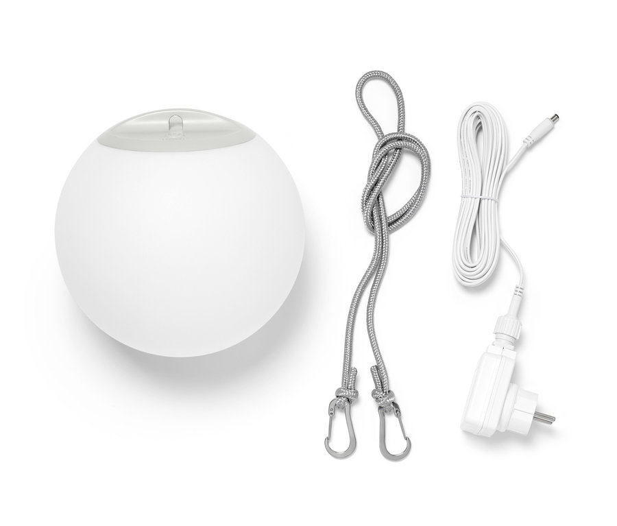 Eine weiße LED-Akku-Pendelleuchte mit Ladekabel und Schnur.